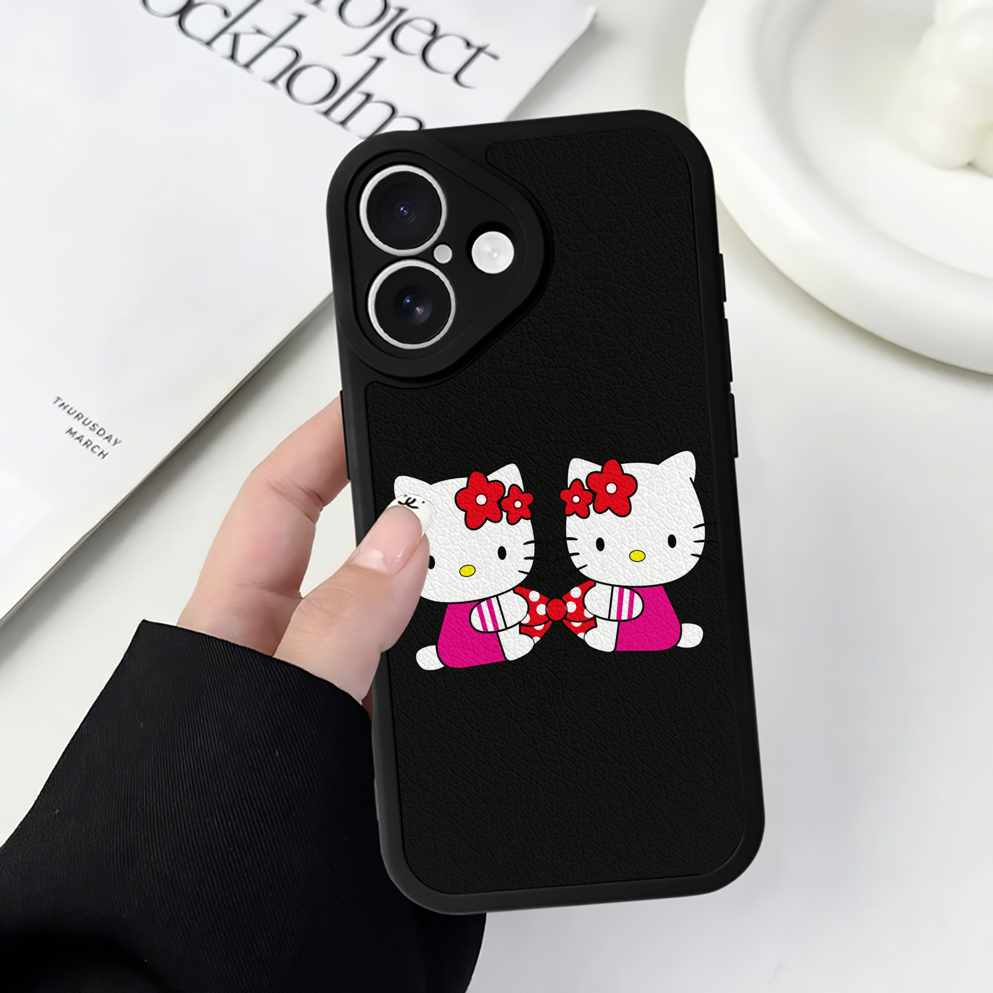 （画像用） Hello Kitty ハローキティ 【iPhone 16シリーズ対応】シリコンスマホケース（レザー調） 材質：シリコン